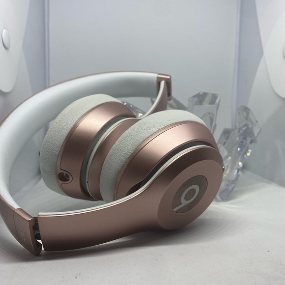Selling Beats solos wireless (blush pink) with the white bag ( free) included - Picture 2 of 4